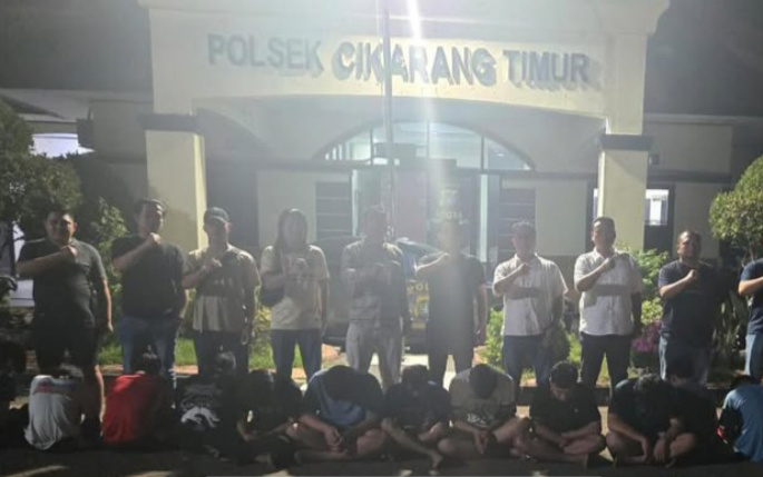 Para pelaku saat diamankan Polsek Cikarang Timur (SinPo.id/Tangkapan layar)