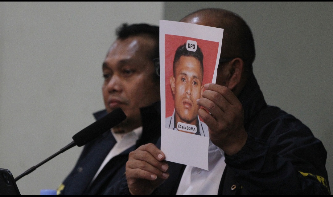 Momen Polisi Pamerkan Wajah EG, Buronan Kasus Pembunuhan Kecab BRI