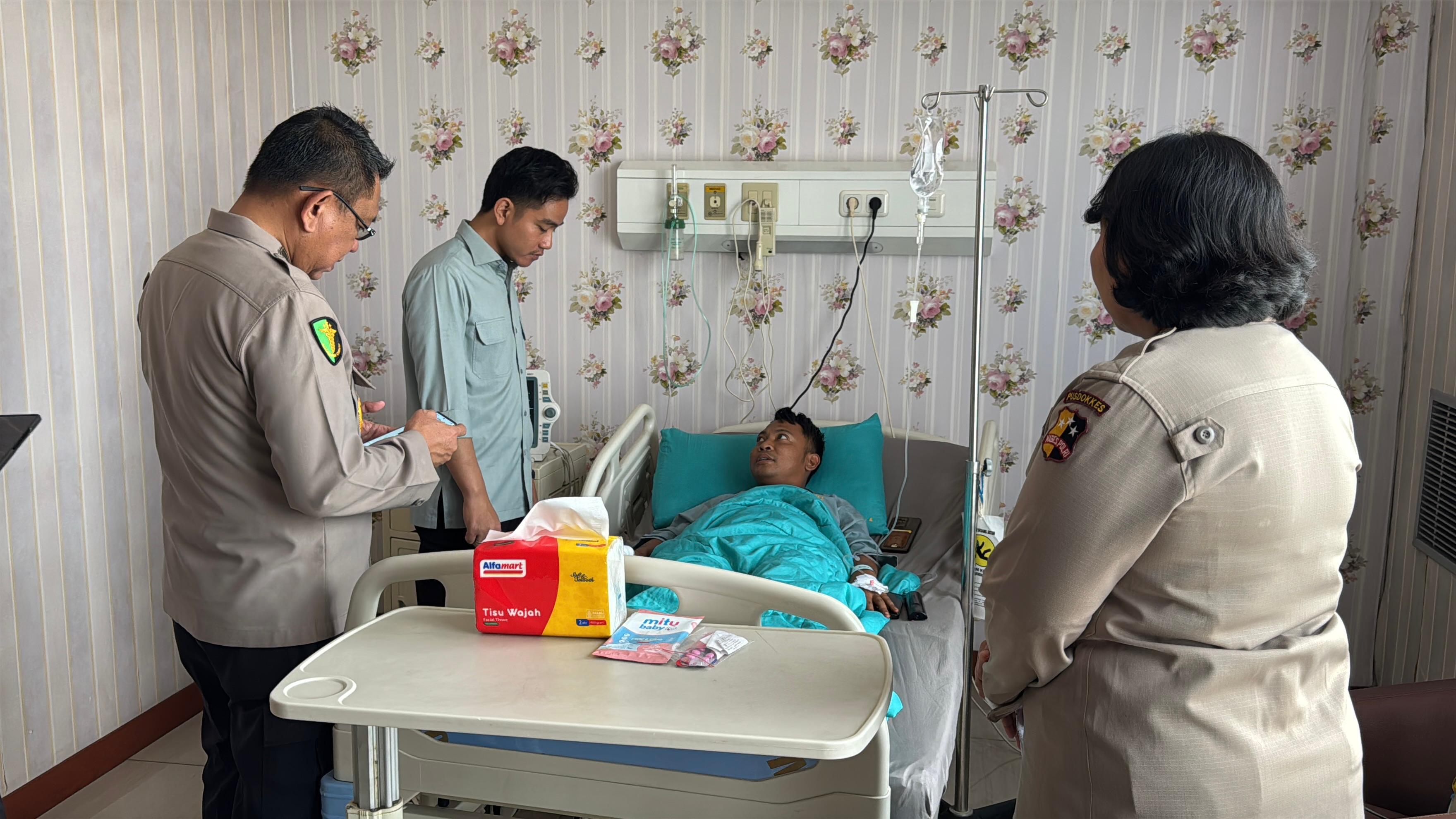 Wapres Gibran menjenguk korban demonstrasi berujung ricuh di RS Polri (SinPo.id/ Setwapres)