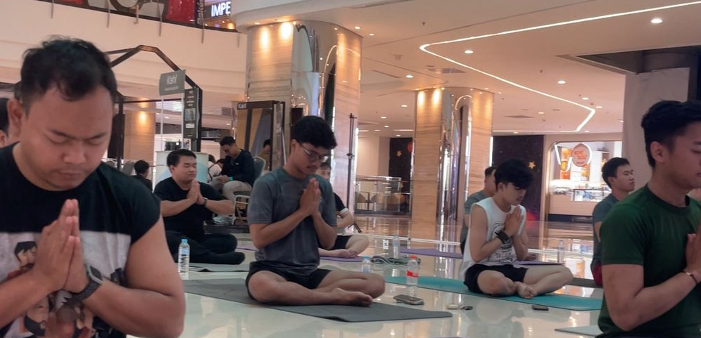 Salah satu sesi Semarang Yoganteng di Tentrem Mall Semarang, Minggu, 28 September 2025 (SinPo.id/Ist)
