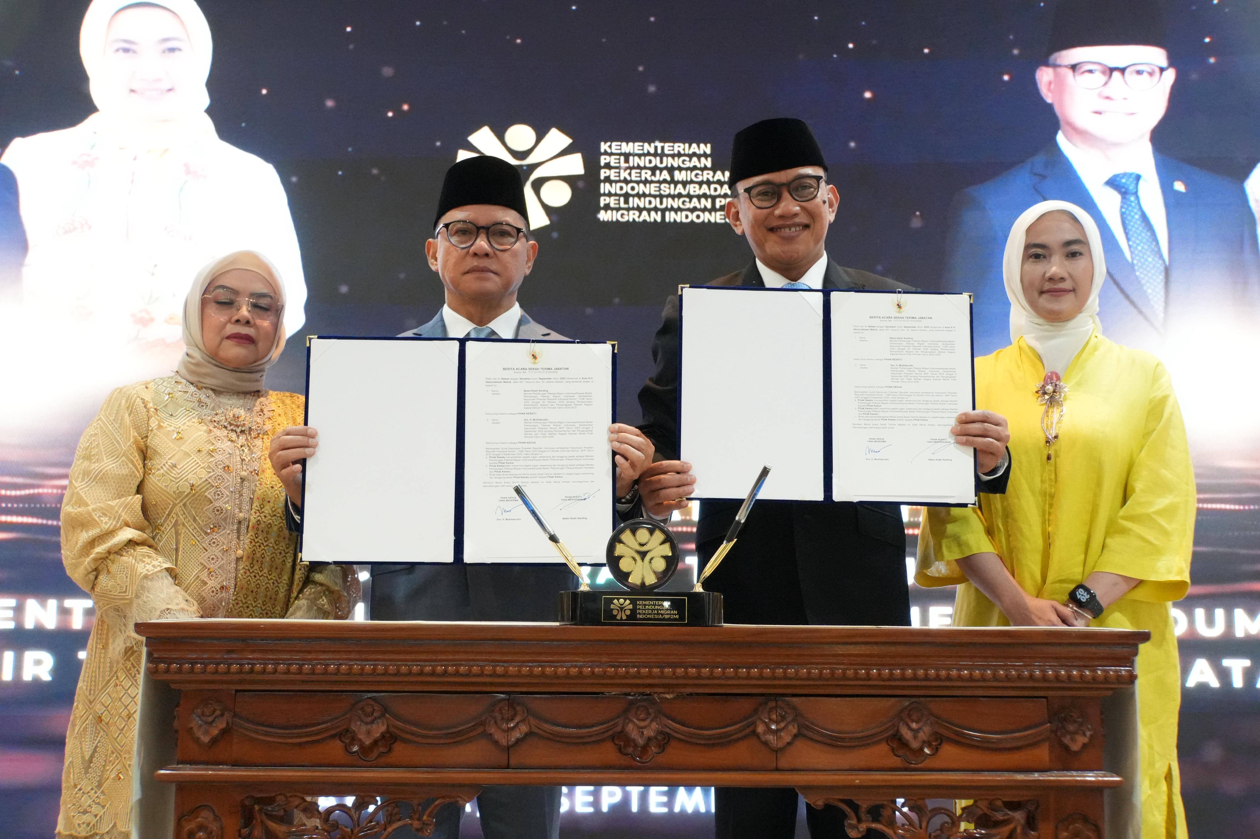 Serah terima jabatan Menteri P2MI dari Karding ke Mukhtarudin. (SinPo.id/dok. KP2MI)