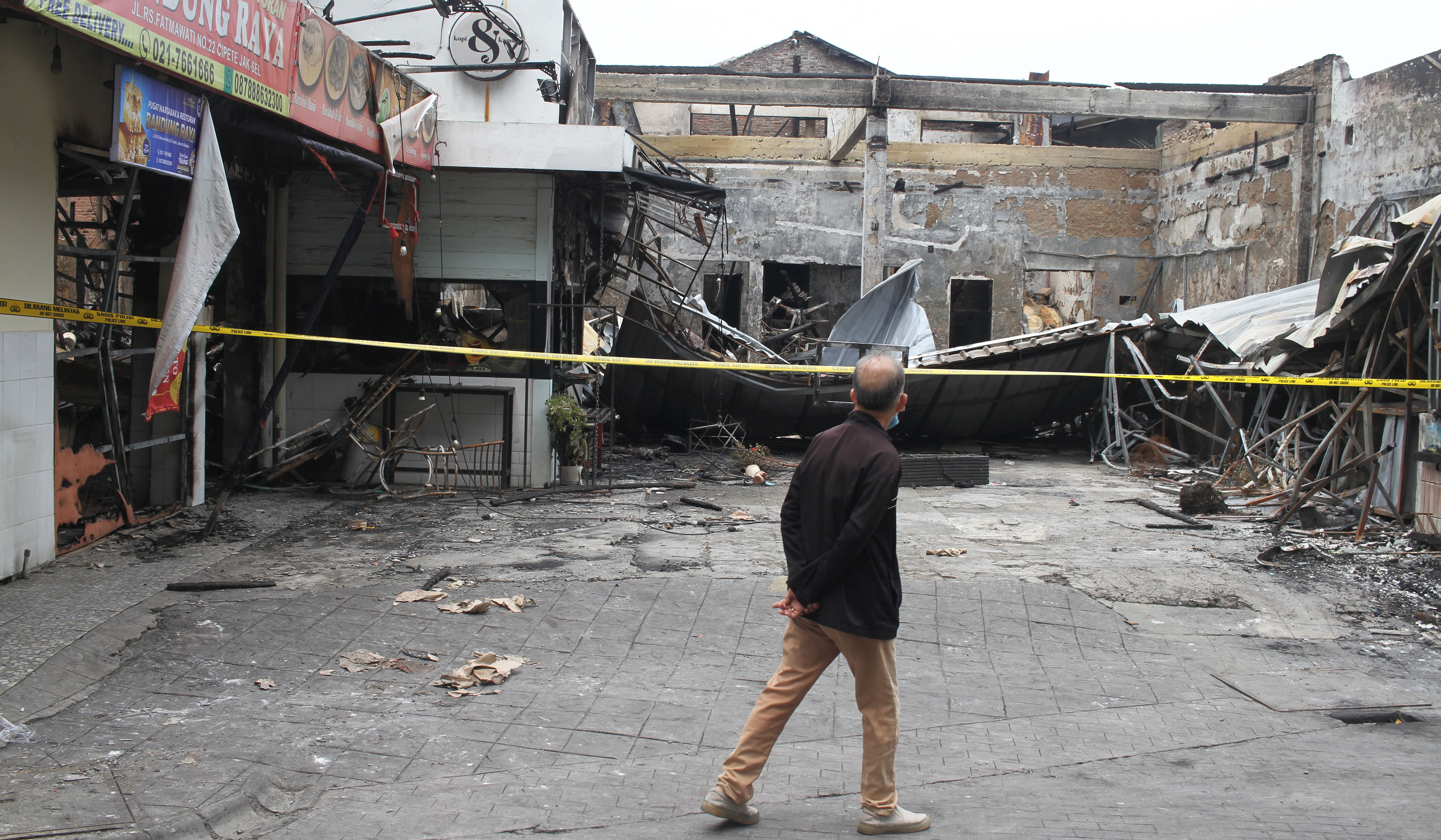 Sisa kebakaran sentra kuliner, Cipete, Jakarta. (Agus Priatna/SinPo.id)