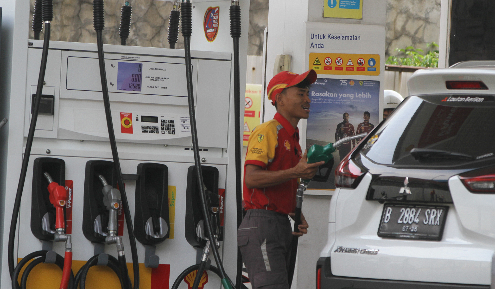 Pengisian di SPBU Shell. (Agus Priatna/SinPo.id)
