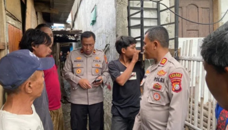 Kapolsek Cakung saat ke lokasi kebakaran (SinPo.id/Dok.Polsek Cakung)