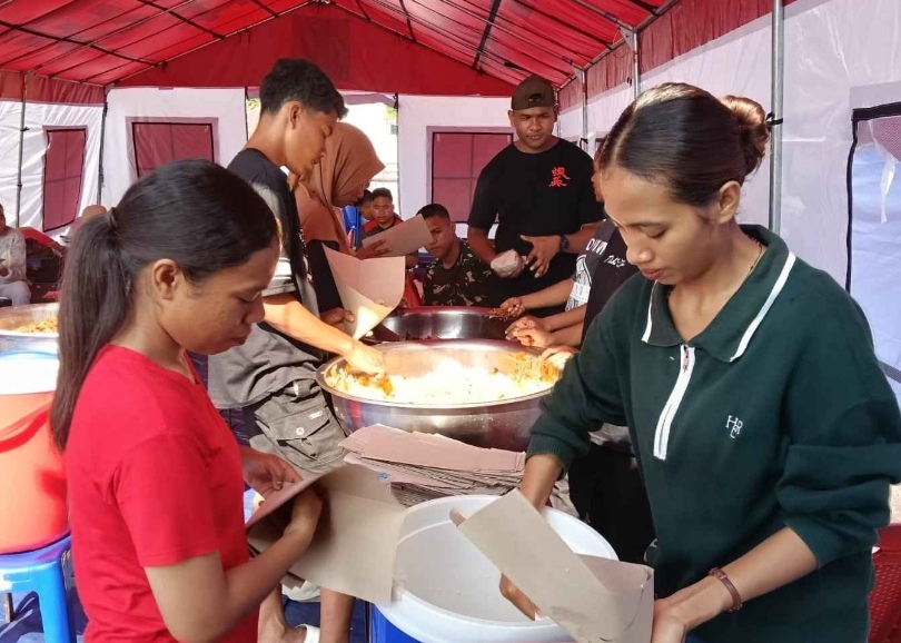 Ilustrasi petugas sedang menyiapkan makanan untuk pengungsi banjir Kabupaten Nagekeo (SinPo.id/ Dok. Kemensos)