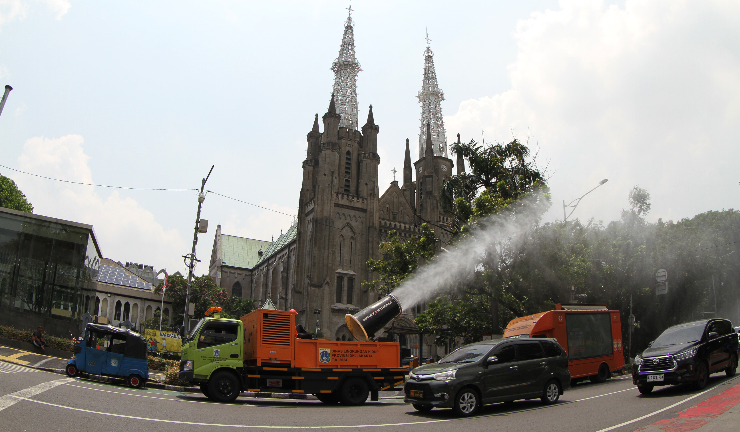 Pemprov DKI Jakarta semprotkan water mist. (Agus Priatna/SinPo.id)