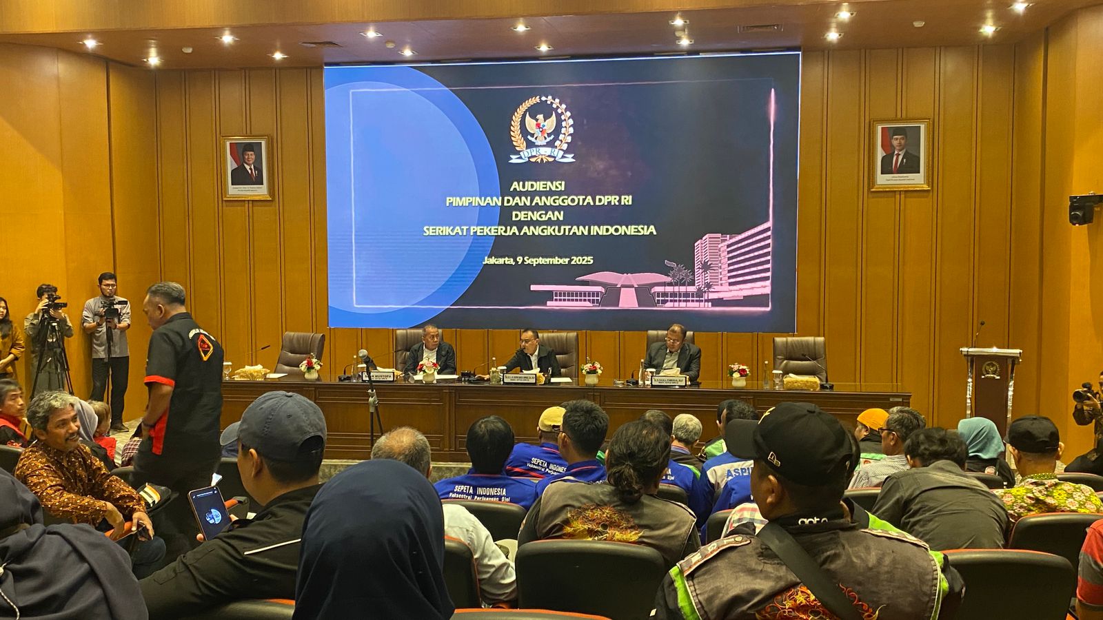 Audiensi pimpinan DPR dengan serikat Ojol (SinPo.id/ Galuh Ratnatika)