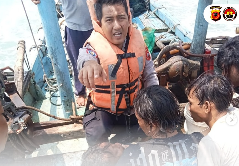 Evakuasi korban kapal terbalik di Indramayu (SinPo.id/ Humas Polri)