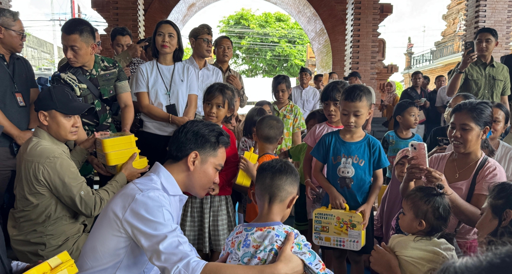 Wapres Gibran mengunjungi posko korban pengungsian banjir di Bali (SinPo.id/ Setwapres)