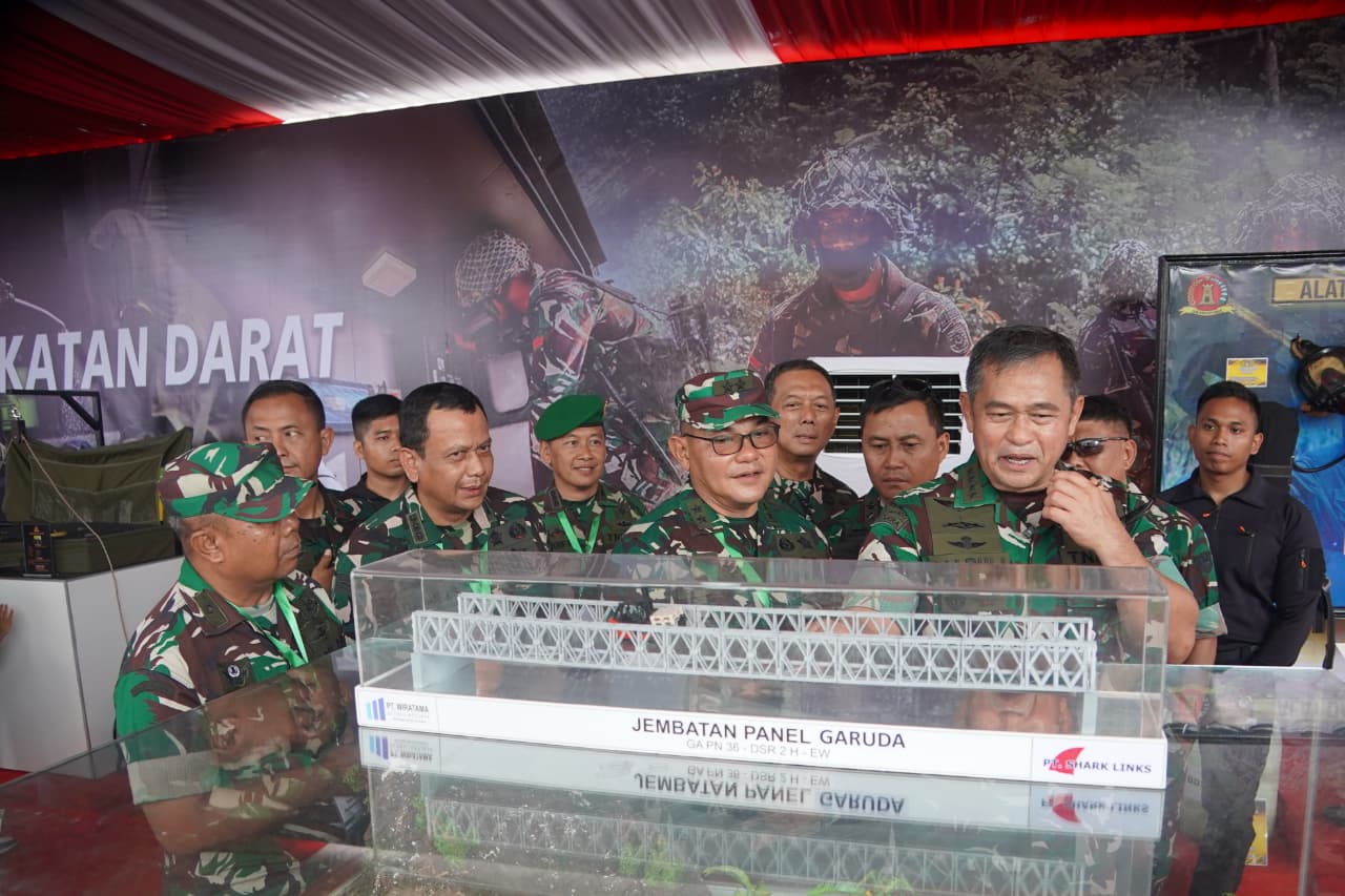 Kasad Jenderal Maruli Simanjuntak tinjau stand Zeni di TNI AD Fair (SinPo.id/ Dok. Puspen TNI)
