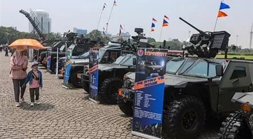 Ilustrasi seorang ibu bersama anaknya menyaksikan sejumlah alutsista pada acara TNI Fair 2025 (SinPo.id)