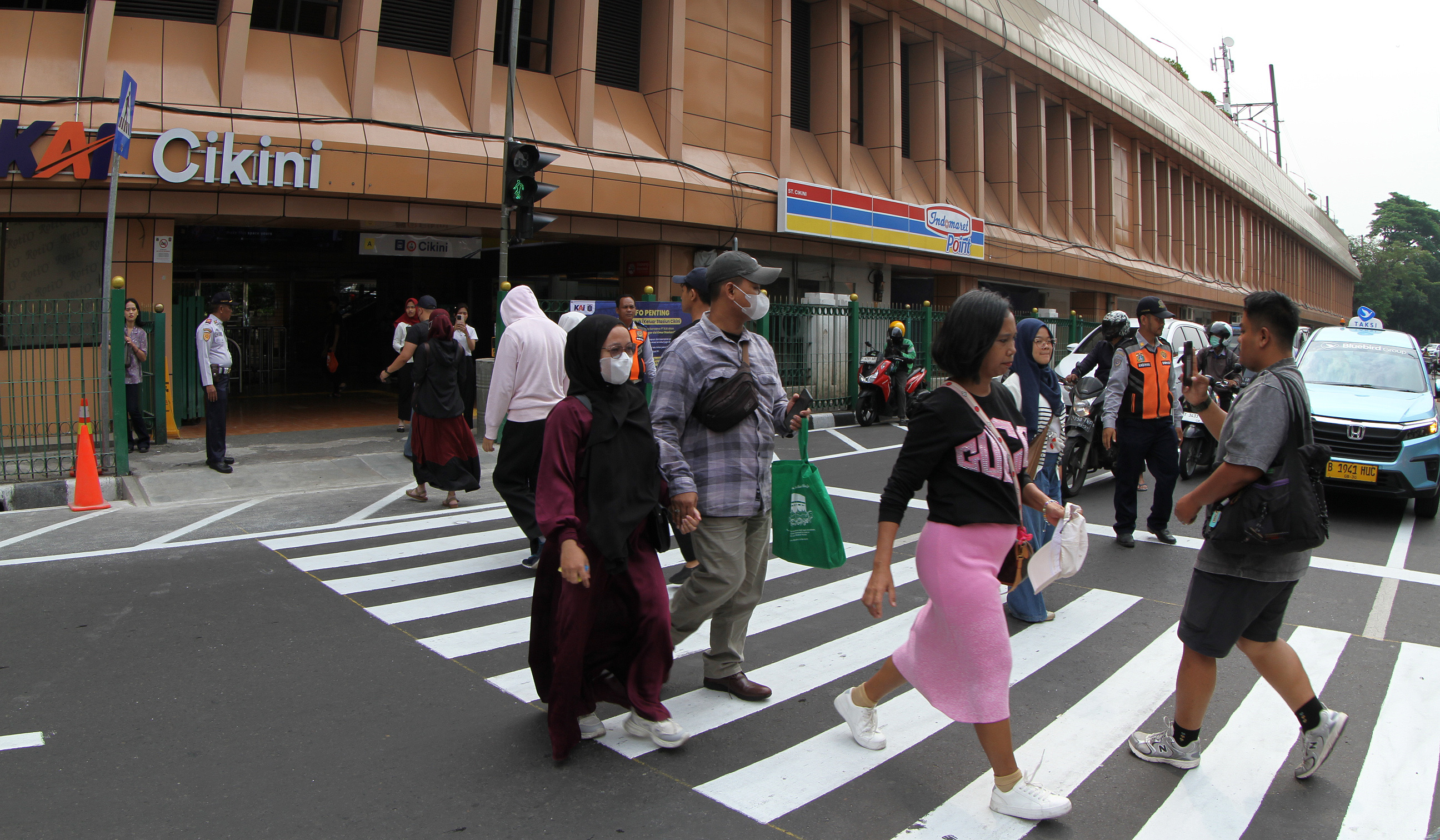 Warga melintasi pelican crossing di Stasiun Cikini. (Agus Priatna/SinPo.id)