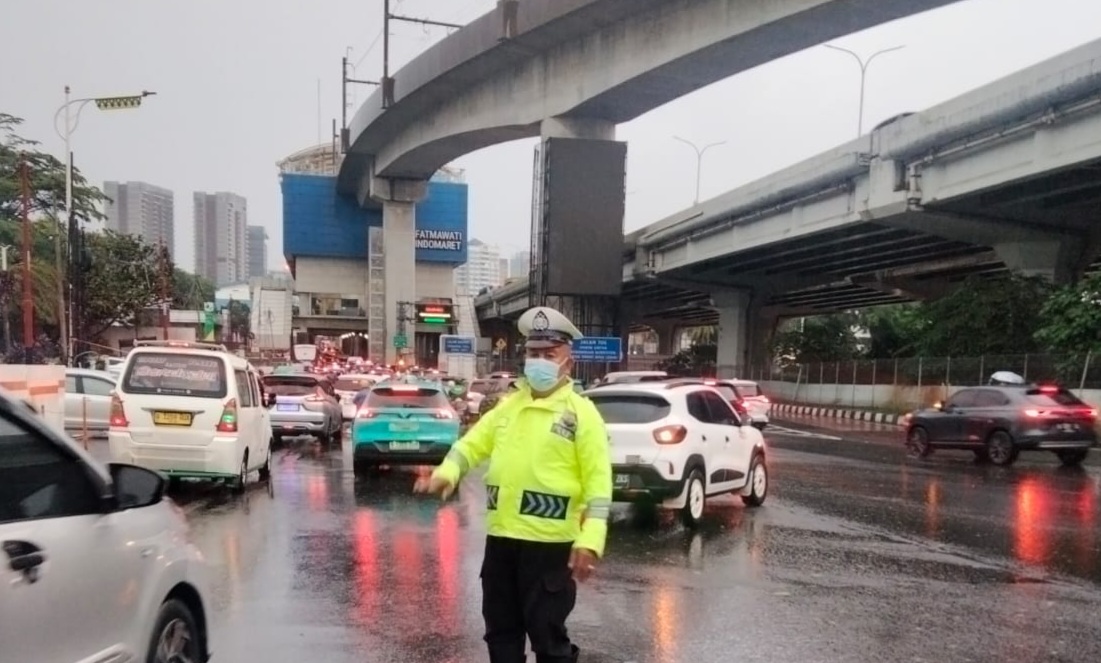 Anggota Polda Metro saat mengurai macet (SinPo.id/Dok.TMCPoldaMetro)