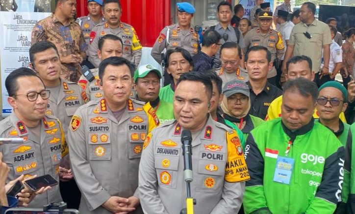 Wakapolda Metro Jaya bersama rekan ojol (SinPo.id/Dok.PMJ)