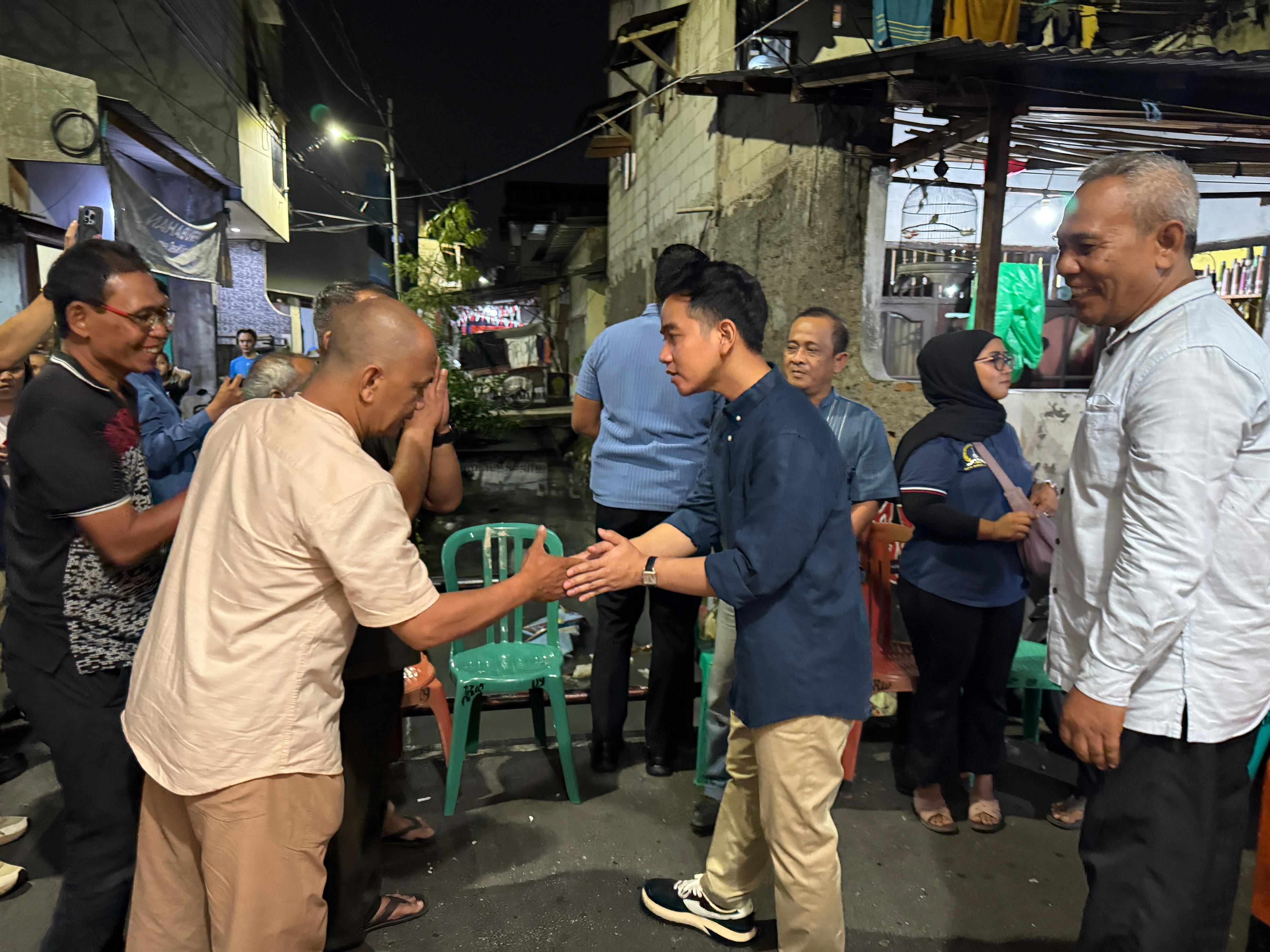 Wapres Gibran meninjau Siskamling di Kwitang. (SinPo.id/Setwapres)