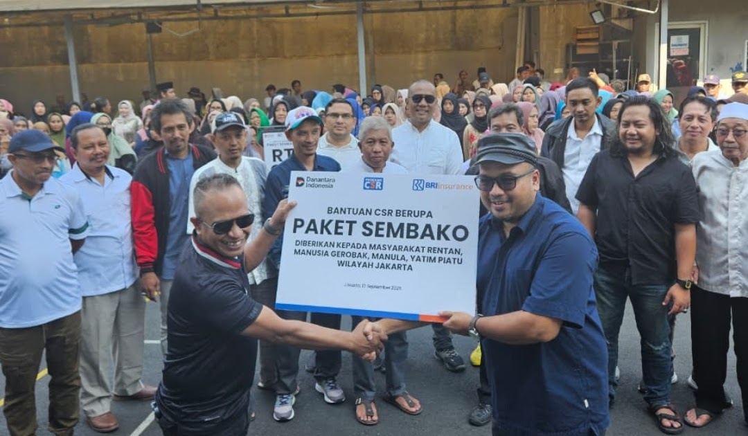Gerakan Warga Peduli Warga saat kegiatan pembagian Sembako. (SinPo.id/Istimewa)