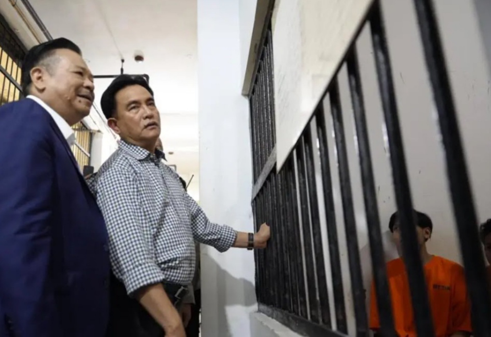 Menko Yusri saat menjenguk para tahanan aksi demo di Polda Metro Jaya (SinPo.id/Dok.Instagram)