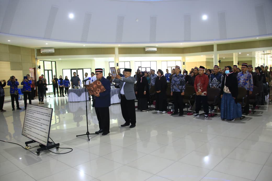 Pembacaan ikrar setia dari mantan anggota NII di Tangerang (SinPo.id/ Humas Polri)