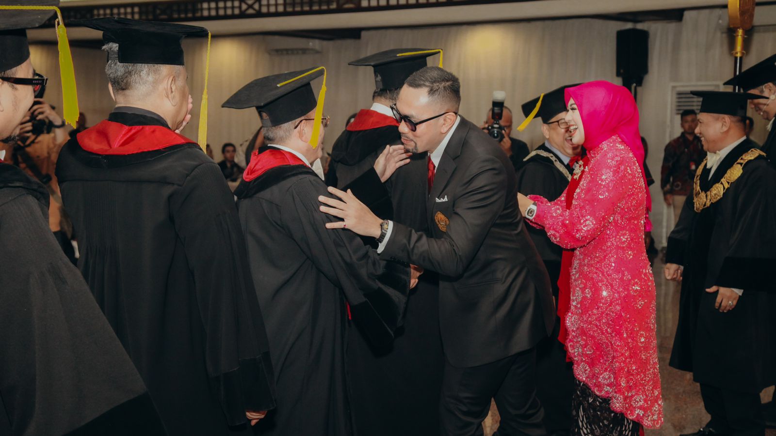 Ahmad Sahroni resmi menyandang gelar Doktor Ilmu Hukum. Istimewa