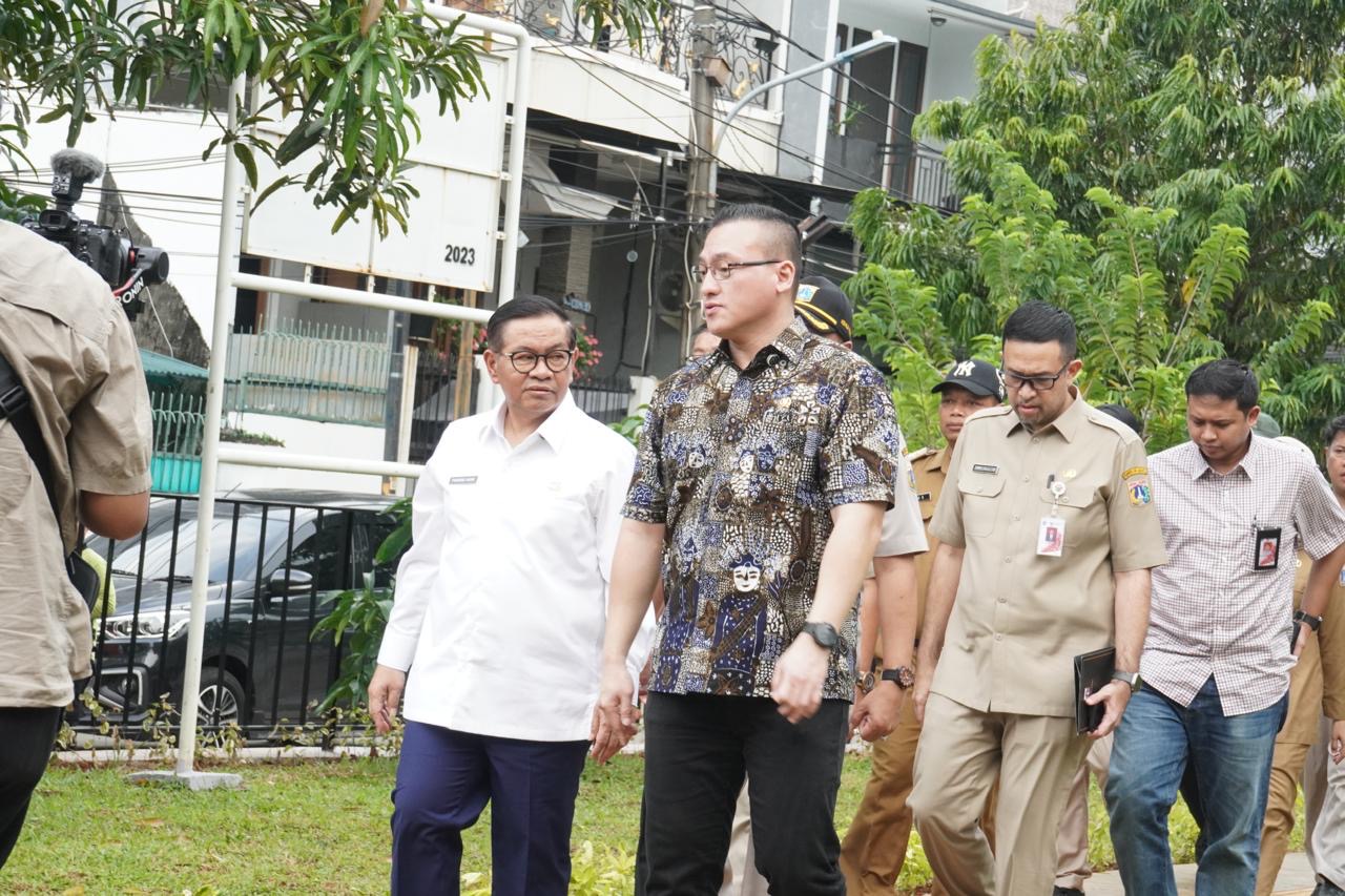 Anggota DPRD DKI, Hardiyanto Kenneth, mendampingi Gubernur DKI Jakarta Pramono Anung. (SinPo.id/dok. Pribadi)