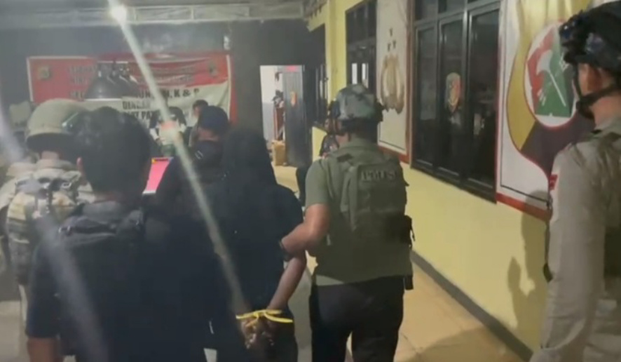 Anggota KKB Dugi Telenggen saat ditangkap (SinPo.id/Dok.Polri)