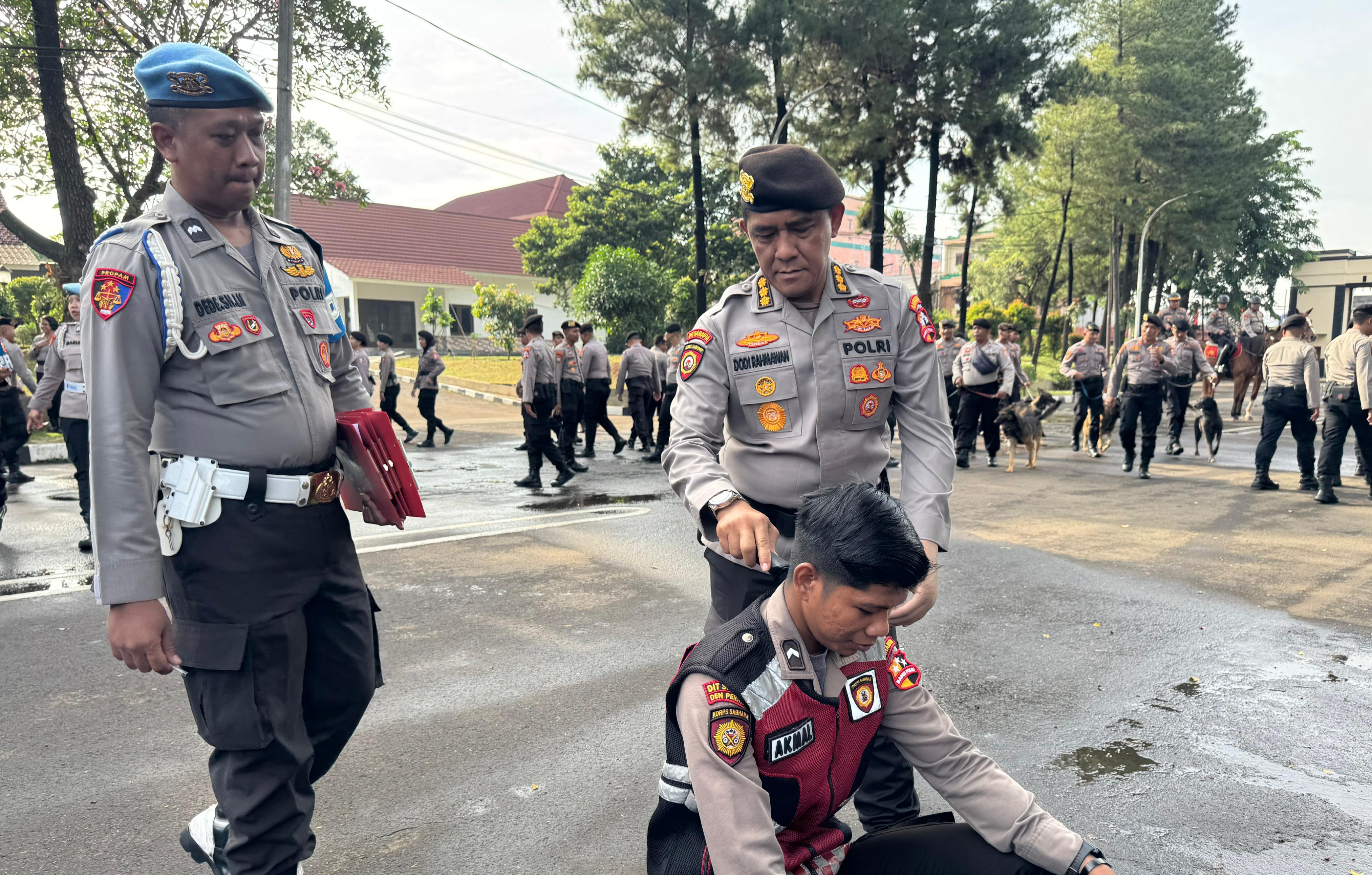 Anggota saat terjaring tidak disiplin dari segi penampilan (SinPo.id/Dok.Baharkam Polri)
