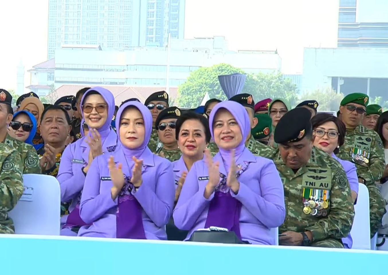 Para Istri Prajurit TNI di HUT Ke-80 (SinPo.id/YouTube Setpres)
