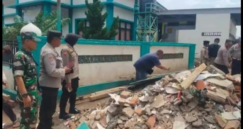 Bangunan asrama putri Ponpes Salafiyah Syafi’iyah Syekh Abdul Qodir Jaelani, Situbondo, ambruk (SinPo.id/ Dok. Polres Situbondo)