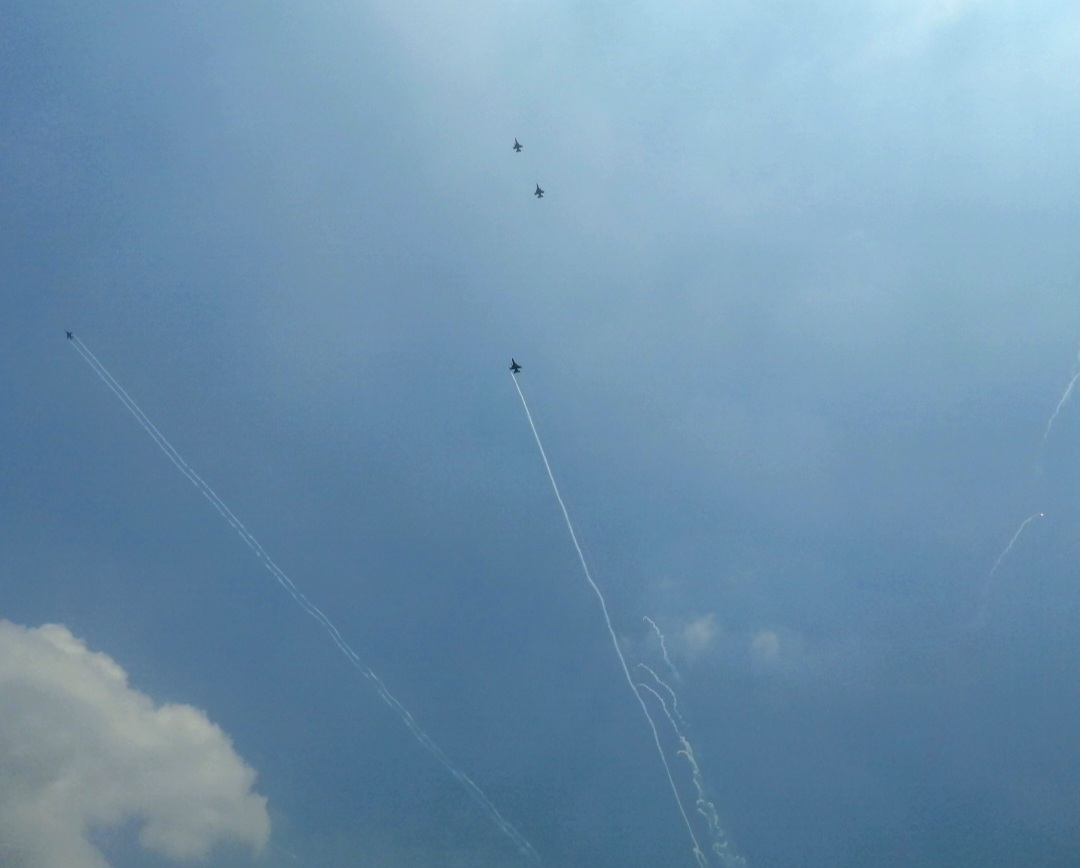 Atraksi pesawat tempur F-16 di peringatan HUT TNI ke-80. (SinPo.id/Tio)