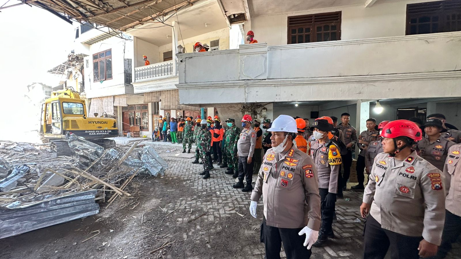 Anggota TNI-Polri di lokasi ambruknya Ponpes Al Khoziny Sidoarjo (SinPo.id/ Humas Polri)