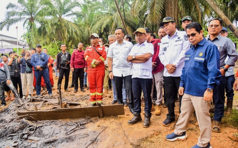 Menteri ESDM Bahlil Lahadalia meninjau aktivitas produksi sumur minyak rakyat di Sumsel (SinPo.id/ Dok. ESDM)