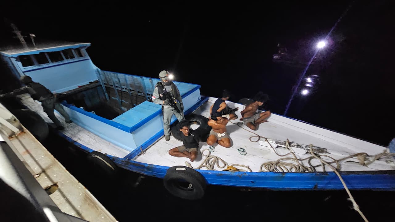 Bakamla RI Tangkap Terduga Perompak Batu Bara (SinPo.id/Bakamla RI)