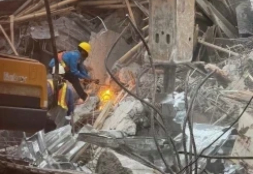 Ilustrasi tim evakuasi membongkar reruntuhan bangunan Pesantren Al Khoziny. (SinPo.id/dok. BNPB)