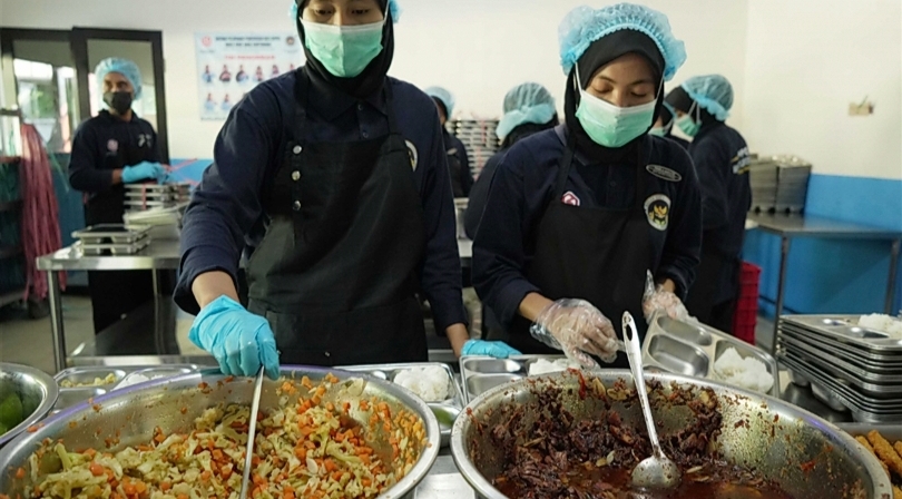 Ilustrasi petugas menyiapkan lauk menu MBG. (SinPo.id/dok. Bgn)