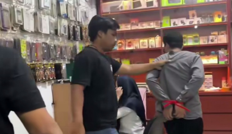Pelaku saat ditangkap tim Resmob Polda Metro Jaya (SinPo.id/Dok.Resmob PMJ)