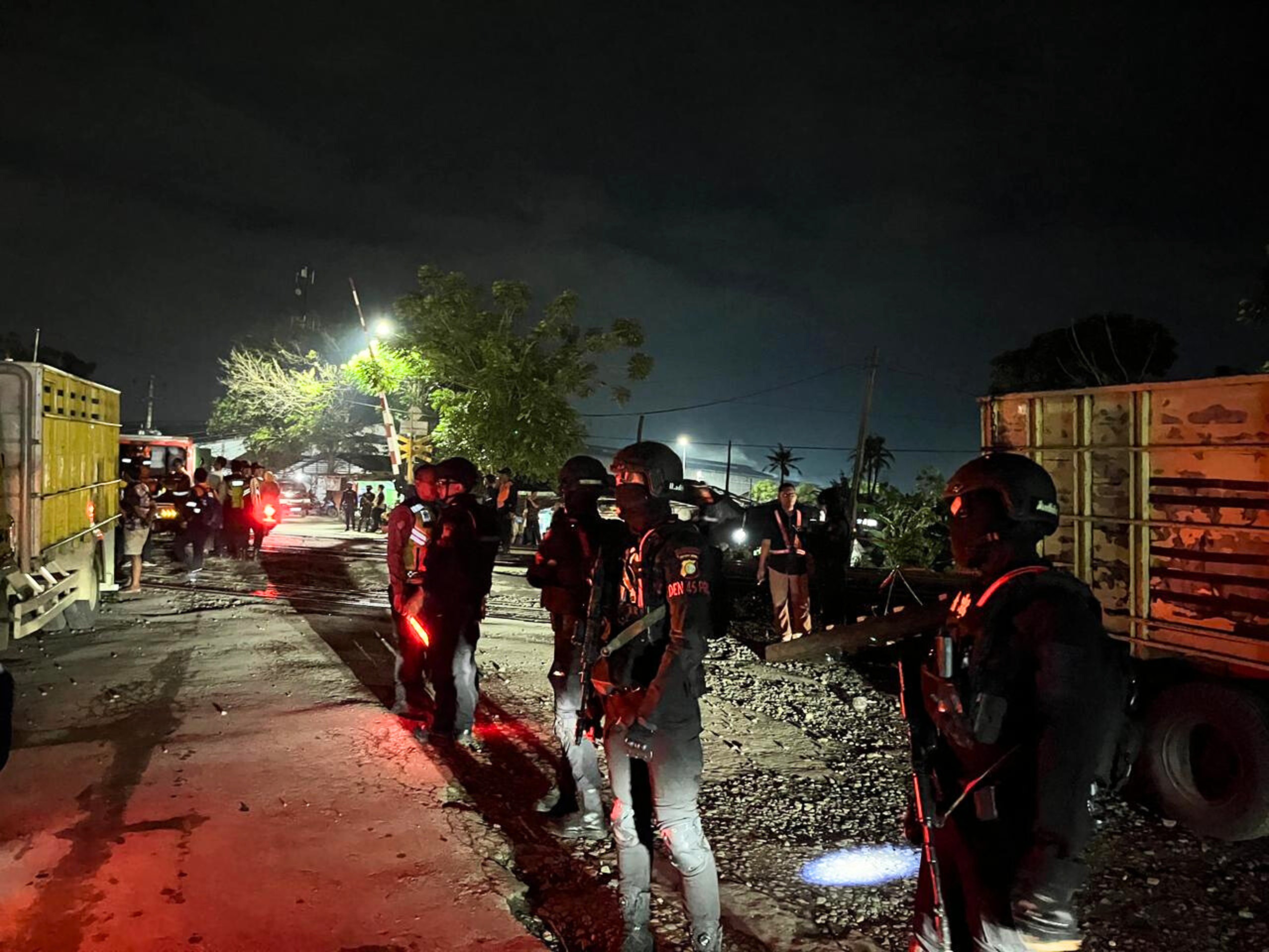 Anggota Brimob saat mengawal lalin di KA anjlok di Bekasi (SinPo.id/Dok.PMJ)