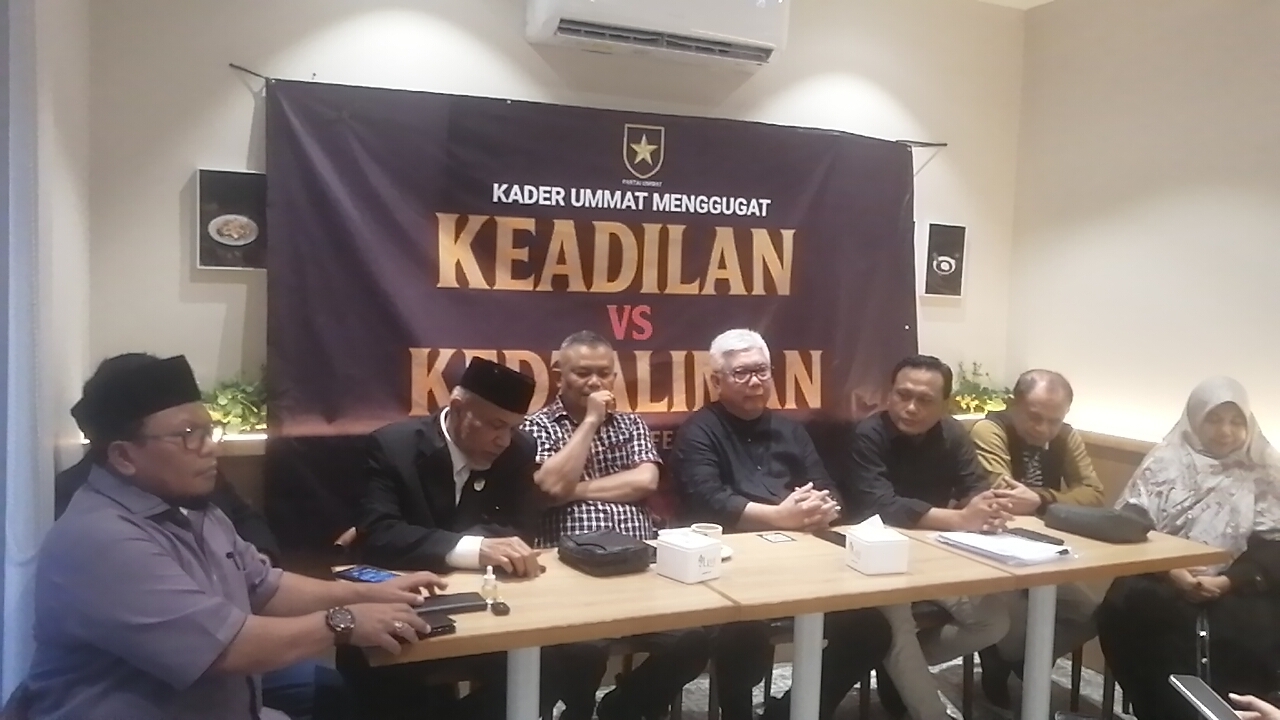 Sejumlah pengurus pusat, pendiri dan pengurus wilayah Partai Ummat menggelar konferensi pers (SinPo.id/Tio Pirnando)