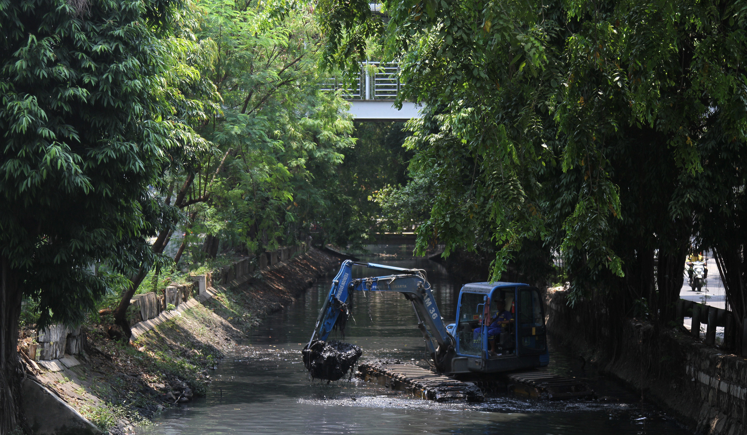 Pengerukan kali di Jakarta. (Agus Priatna/SinPo.id)