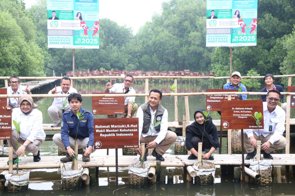 Dalam peringatan Hari Sumpah Pemuda Wakil Menteri Kehutanan Rohmat Marzuki melakukan penanaman bibit mangrove di Taman Wisata Alam Mangrove Angke Kapuk (Ashar/SinPo.id)