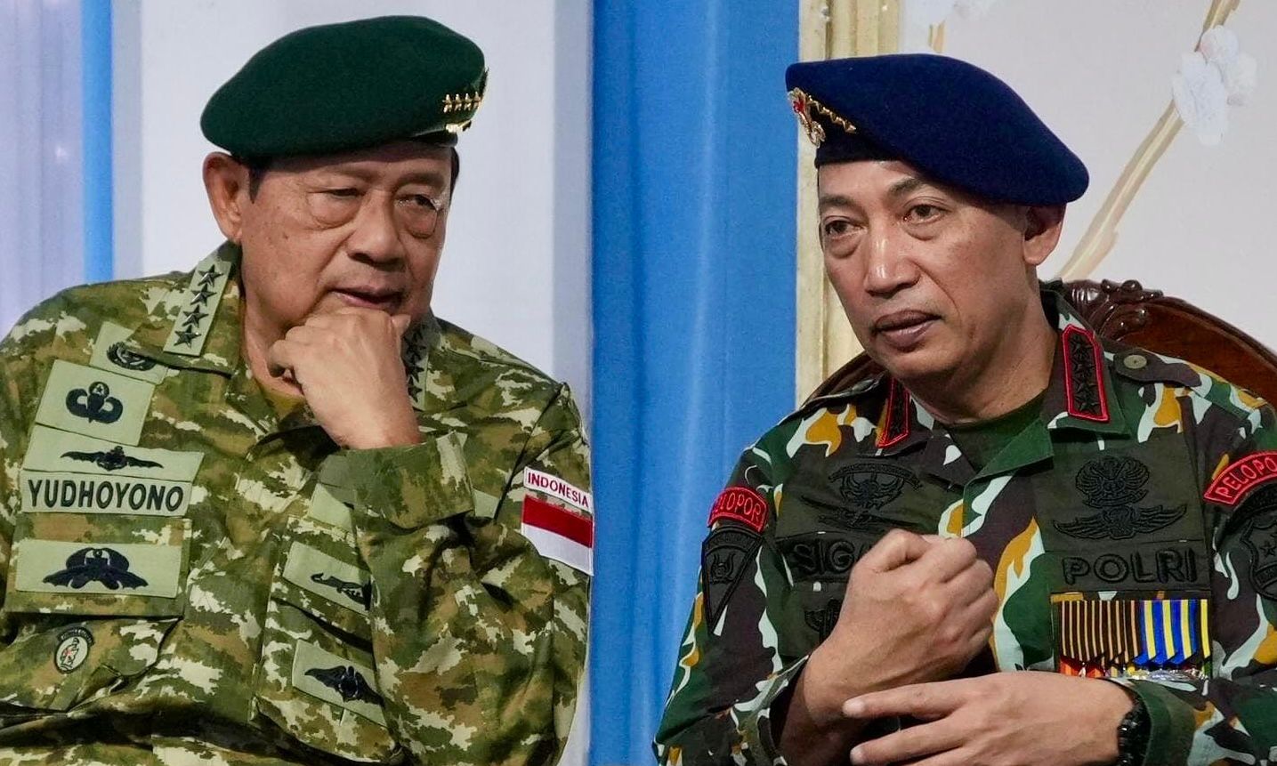 Presiden keenam RI SBY dan Kapolri Jenderal Listyo Sigit Prabowo akrab dalam rangkaian puncak HUT TNI di Monas beberapa waktu lalu. (SinPo.id/Istimewa)