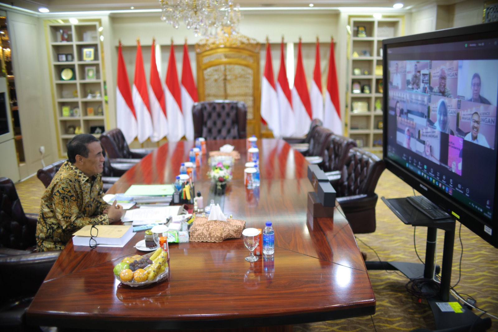 Di Tengah Jadwal Padat, Menteri Pertanian Sempatkan Diri Uji Dirut Bulog dalam Sidang Doktor UI. (Foto/istimewa)