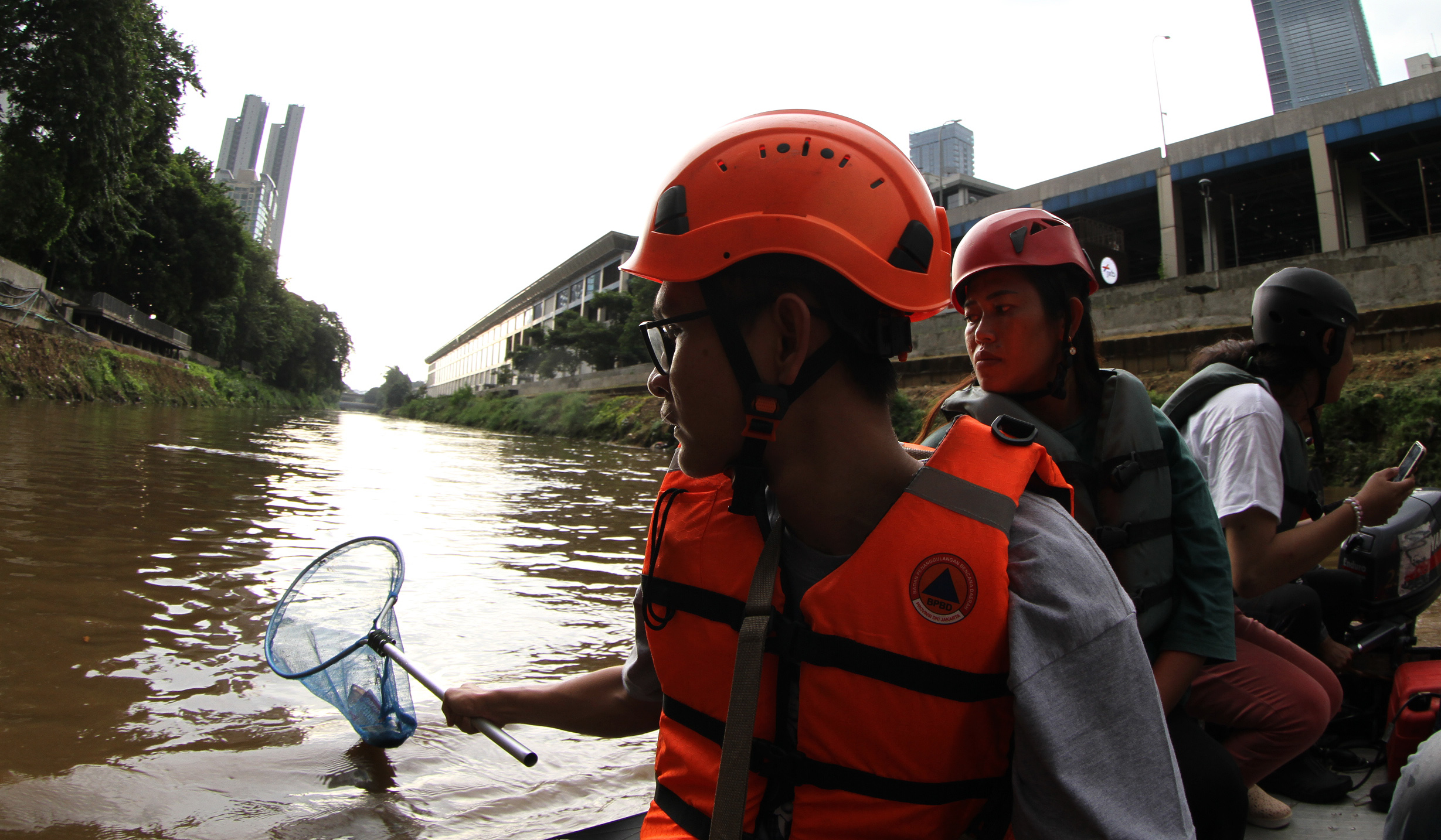 Susur sungai Ciliwung. (Agus Priatna/SinPo.id)