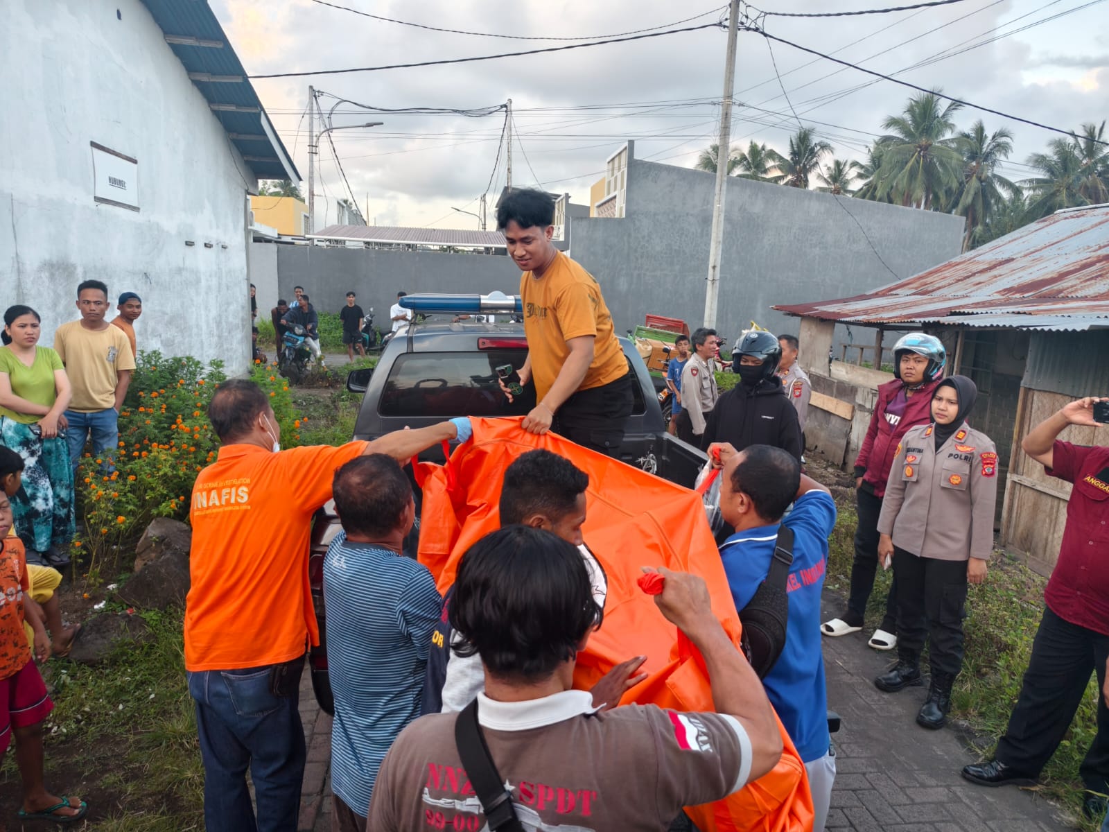 Evakuasi korban bunuh diri di Bitung (SinPo.id/ Humas Polri)