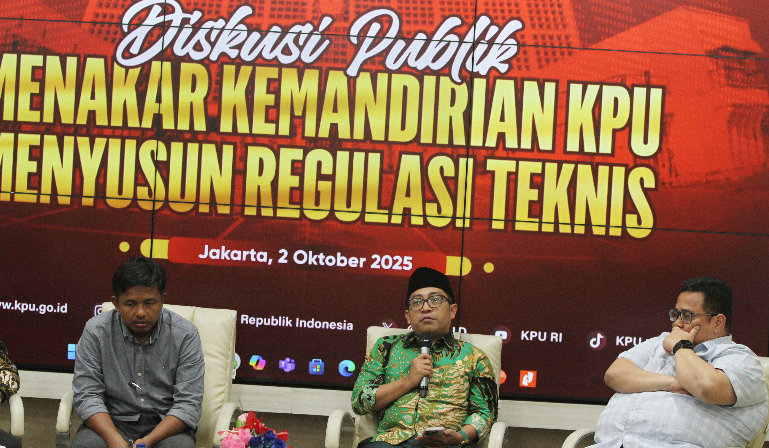 Sejumlah narasumber saat diskusi publik di KPU RI. (Agus Priatna/SinPo.id)