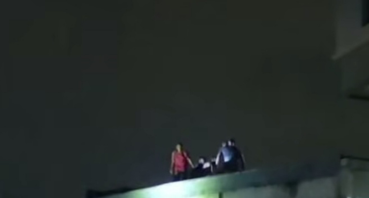 Korban saat diamuk massa saat di atas atap rumah warga (SinPo.id/Tangkapan layar)