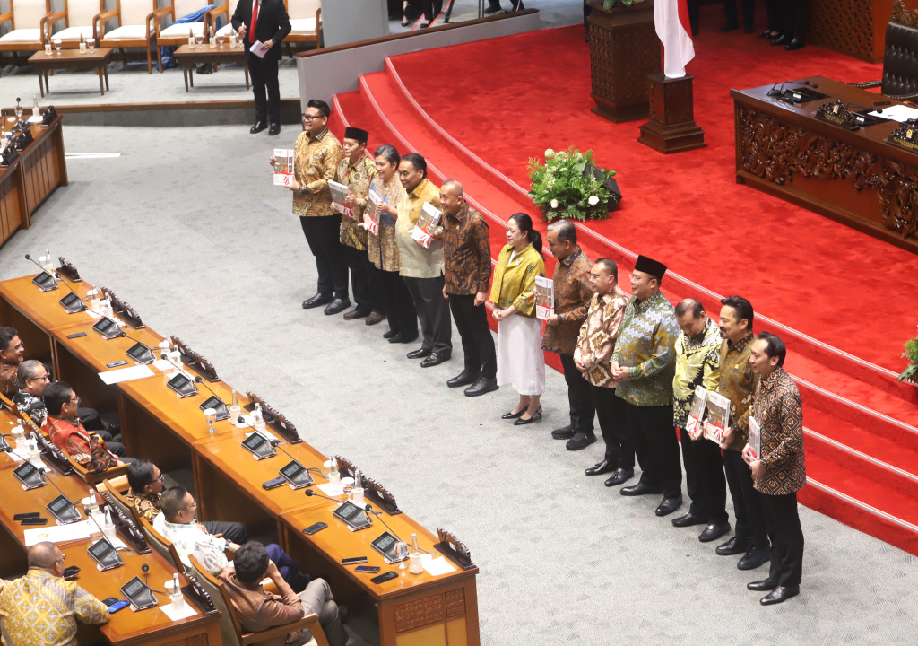 DPR menggelar Rapat Paripurna Khusus membahas kinerja DPR 2024-2025 (Ashar/SinPo.id)