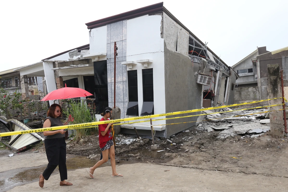 Rumah yang rusak akibat gempa di Filipina (SinPo.id/ AP)