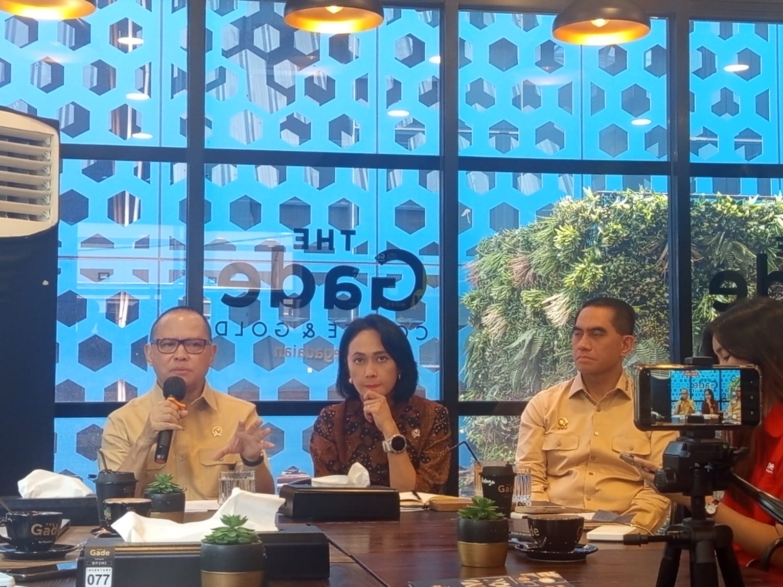 Wamen P2MI Christina Aryani mendampingi Menteri Mukhtarudin (SinPo.id/ Tio Pirnando)