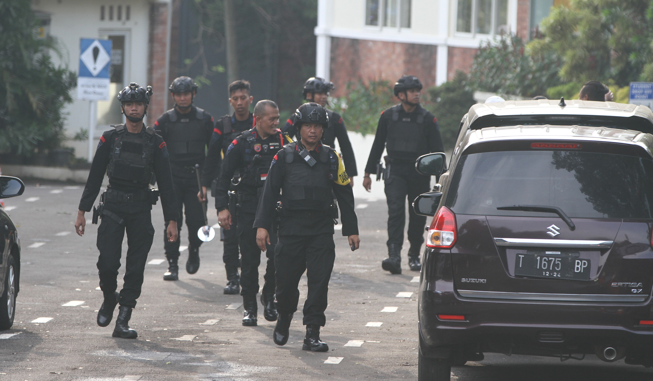 Gegana Polri cek lokasi ancaman bom di MIS Bintaro. (Agus Priatna/SinPo.id)