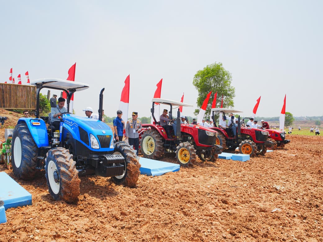Wapres Gibran Rakabuming saat memimpin penanaman jagung di Tangerang (SinPo.id/ Humas Polri)